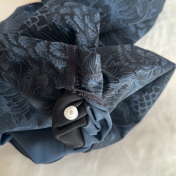 Lululemon Wunder Unders 6 - Picture 6 of 6